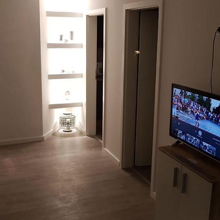Ferienwohnung Mit Jacuzzi Naehe Flughafen Koeln Bonn Troisdorf Esterno foto