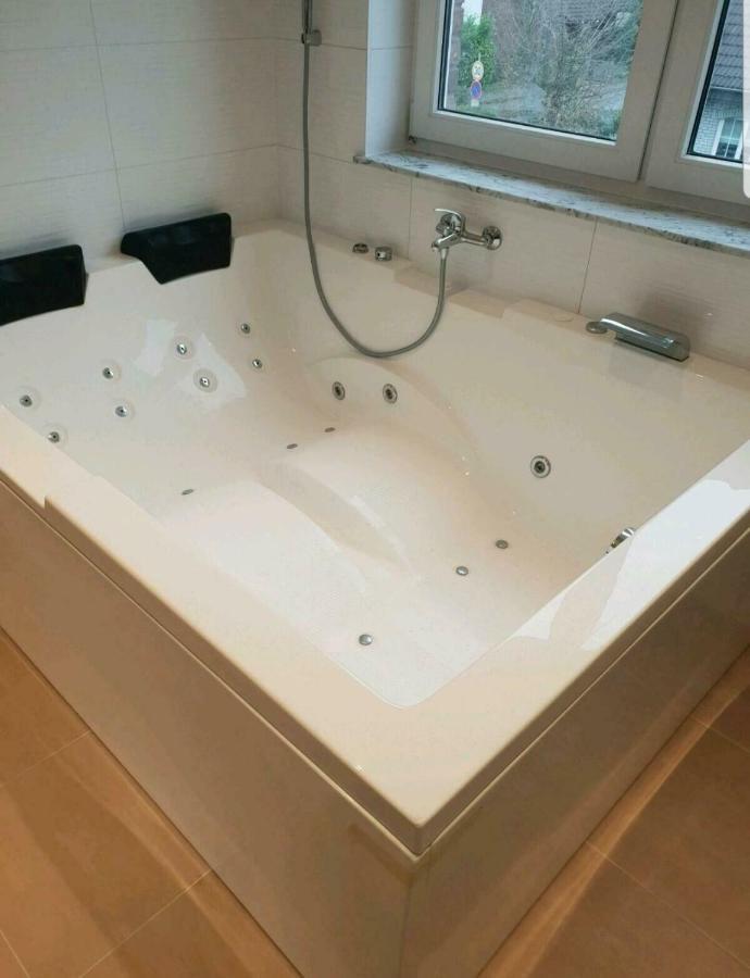 Ferienwohnung Mit Jacuzzi Naehe Flughafen Koeln Bonn Troisdorf Esterno foto