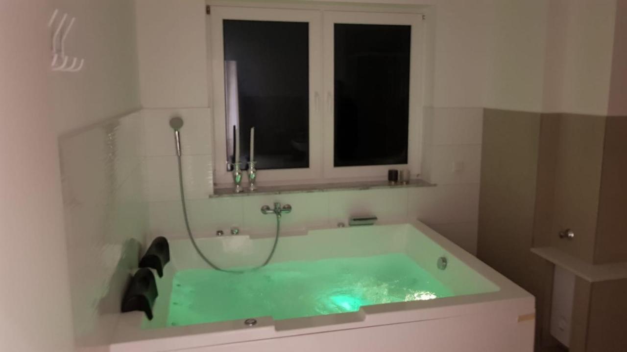 Ferienwohnung Mit Jacuzzi Naehe Flughafen Koeln Bonn Troisdorf Esterno foto