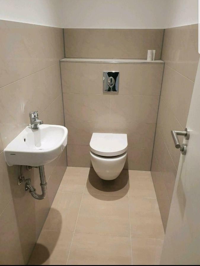 Ferienwohnung Mit Jacuzzi Naehe Flughafen Koeln Bonn Troisdorf Esterno foto